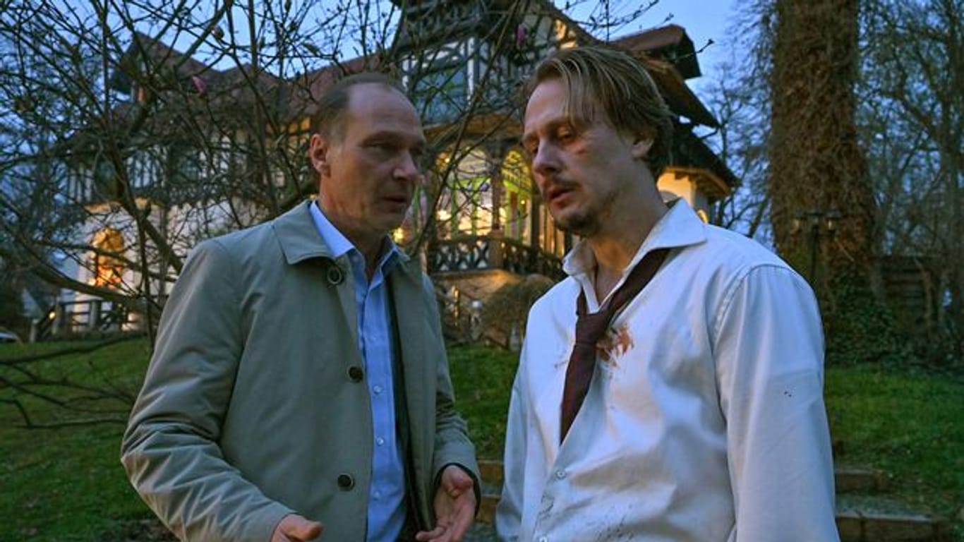 Kommissariatsleiter Schnabel (Martin Brambach, l) befragt Simon Fischer (Christian Bayer) in einer "Tatort"-Szene.
