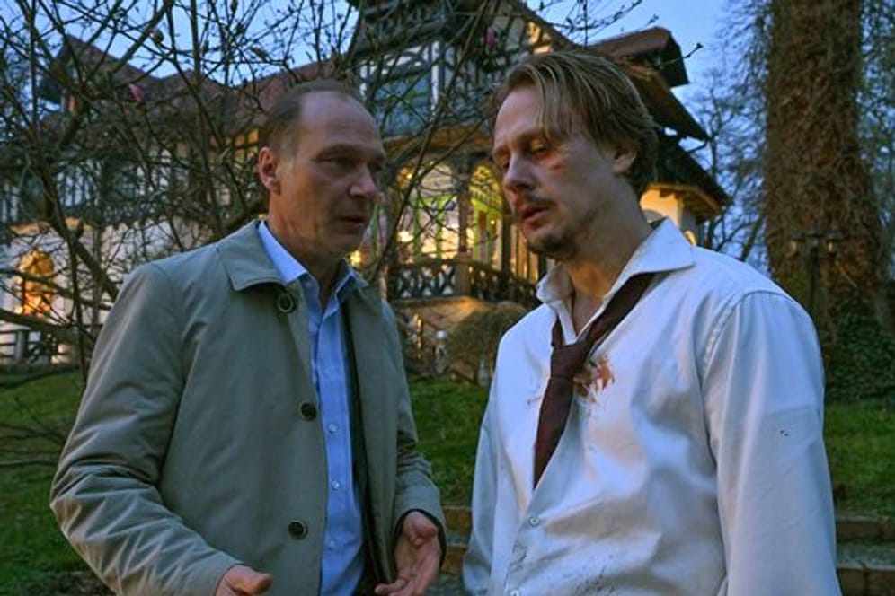 Kommissariatsleiter Schnabel (Martin Brambach, l) befragt Simon Fischer (Christian Bayer) in einer "Tatort"-Szene.