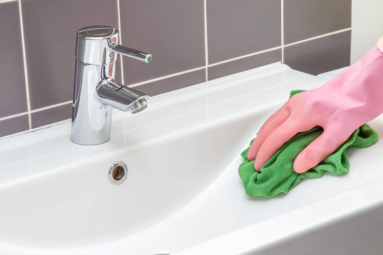 Waschbecken reinigen: Beim Badputz sollte auch das Waschbecken gesäubert werden.