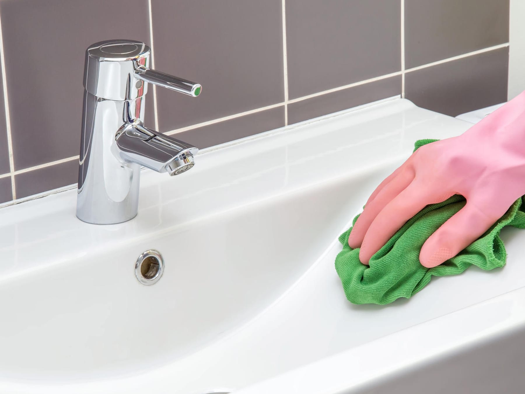 Tipps  Waschbecken putzen: Mit diesen Hausmitteln wird es blitzblank