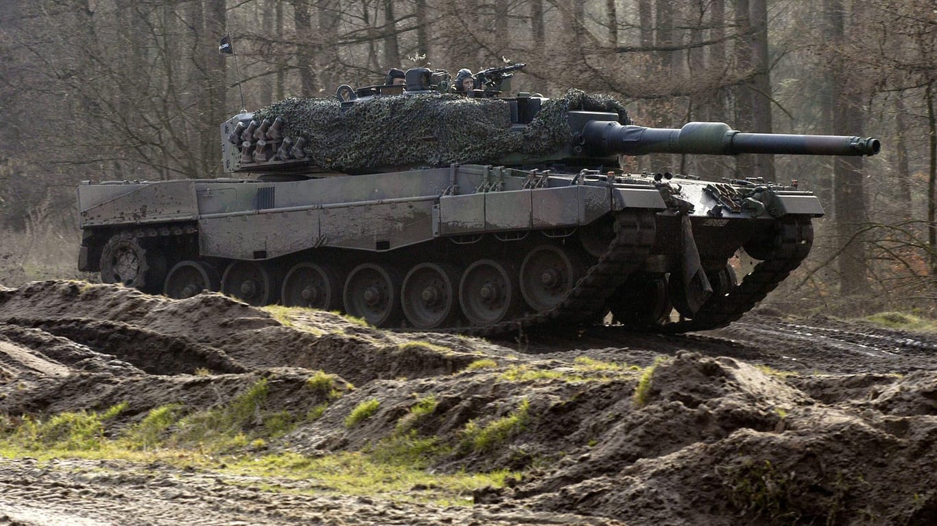 Ein Panzer der Bundeswehr vom Typ Leopard 2 A4 (Archivbild): Spanien will vergleichbare Modelle aus deutscher Produktion in die Ukraine liefern.