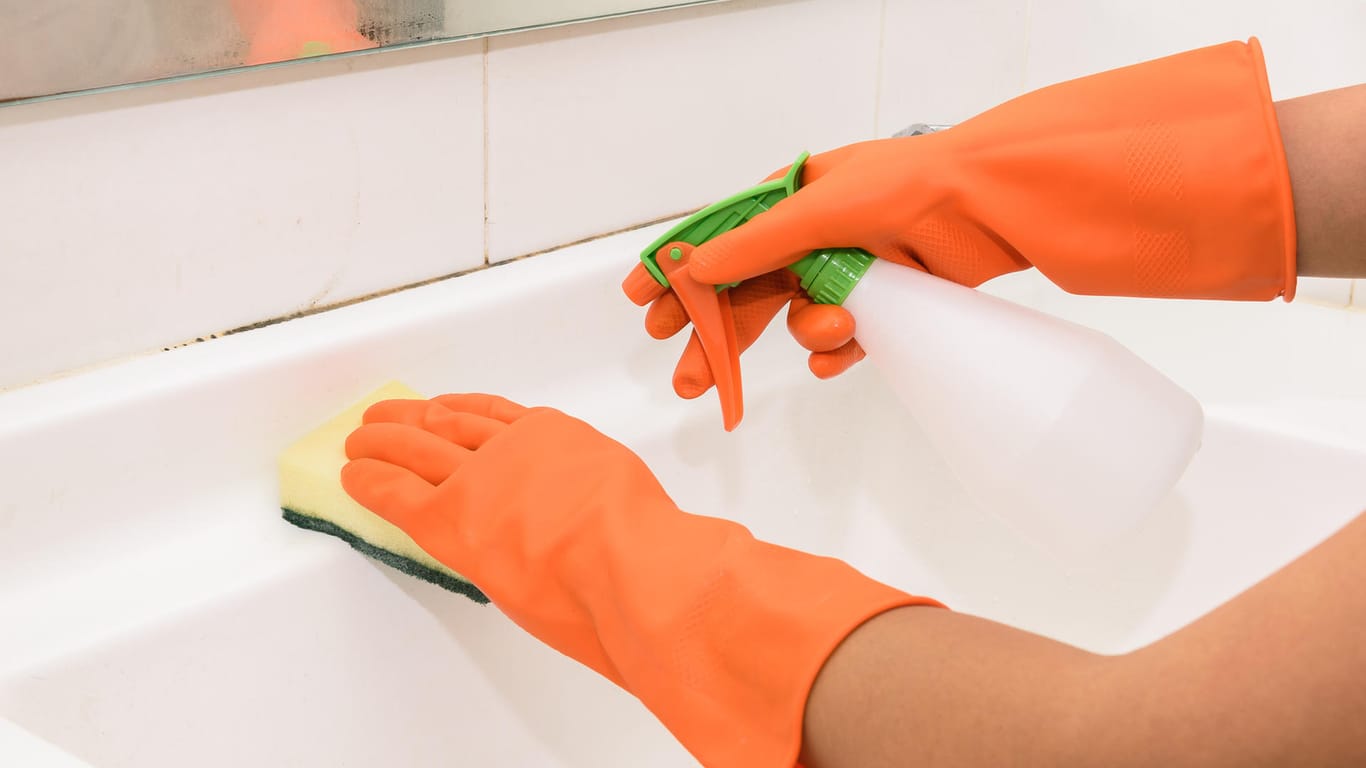 Badputz: Beim Reinigen des Waschbeckens sollten Sie Handschuhe tragen, um Ihre Haut zu schützen.