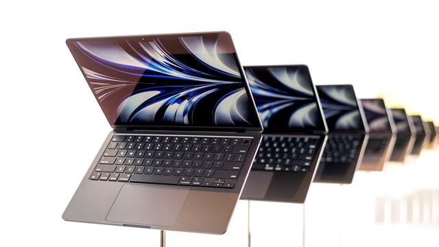 Neue Apple MacBook Air Computer mit M2-Prozessoren werden nach der Keynote-Präsentation der World Wide Developer Conference von Apple gezeigt. Neue Apple MacBook Air Computer mit M2-Prozessoren werden nach der Keynote-Präsentation der World Wide Developer Conference von Apple gezeigt.