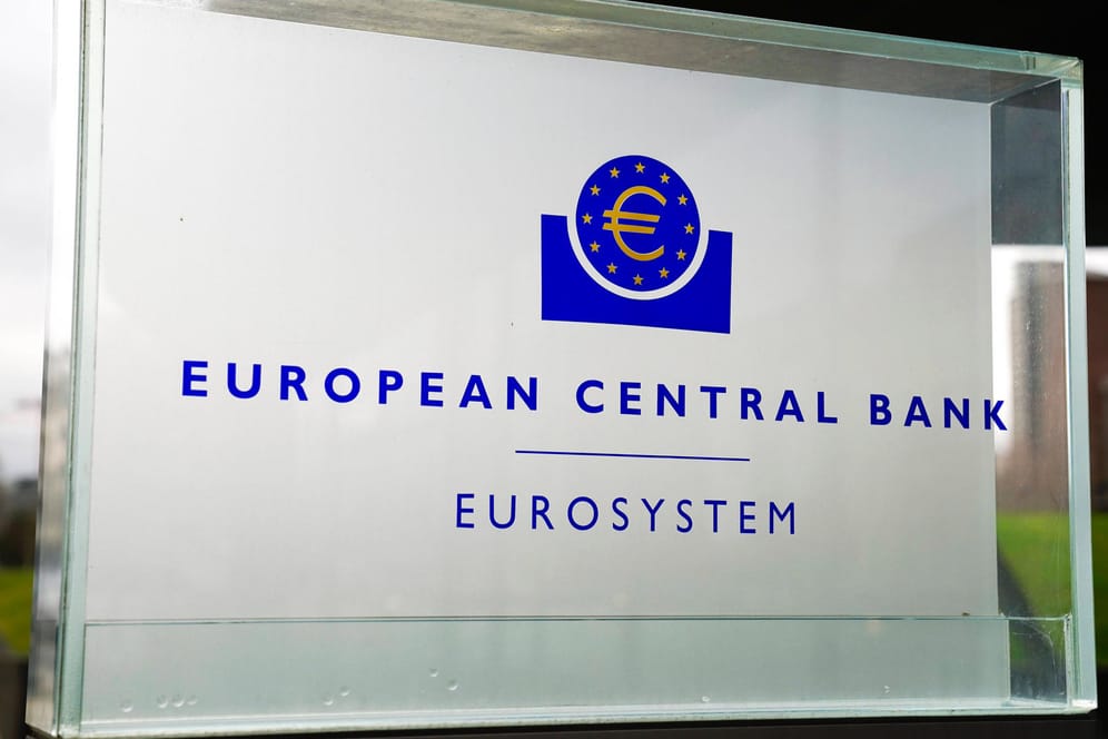Hauptsitz der Europäischen Zentralbank (EZB) in Frankfurt (Symbobild): Der deutsche Leitindex fällt wieder.