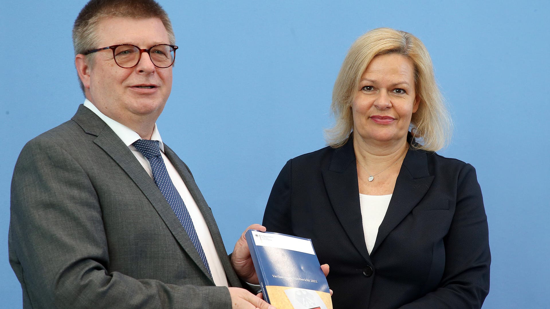 Verfassungsschutzpräsident Haldenwang und Innenministerin Faeser mit dem Verfassungsschutzbericht: "Die größte extremistische Bedrohung für unsere Demokratie ist weiterhin der Rechtsextremismus", sagte die Politikerin.