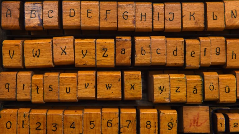 Buchstaben: Die Buchstabiertafel der DIN 5009 definiert Regeln für die gesprochene Ansage von Wörtern.