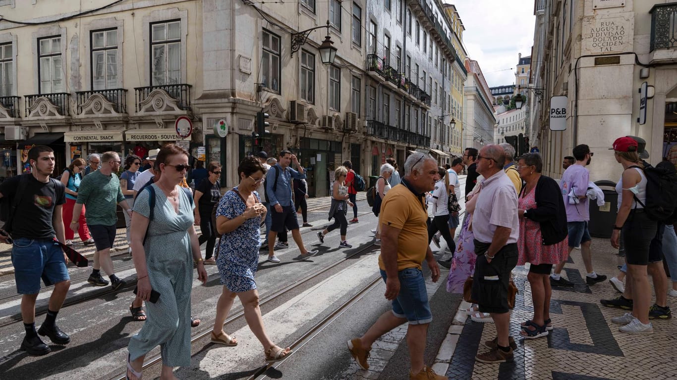 Straßenszene in Lissabon: In Portugal breitet sich die BA.5-Variante rasend schnell aus.