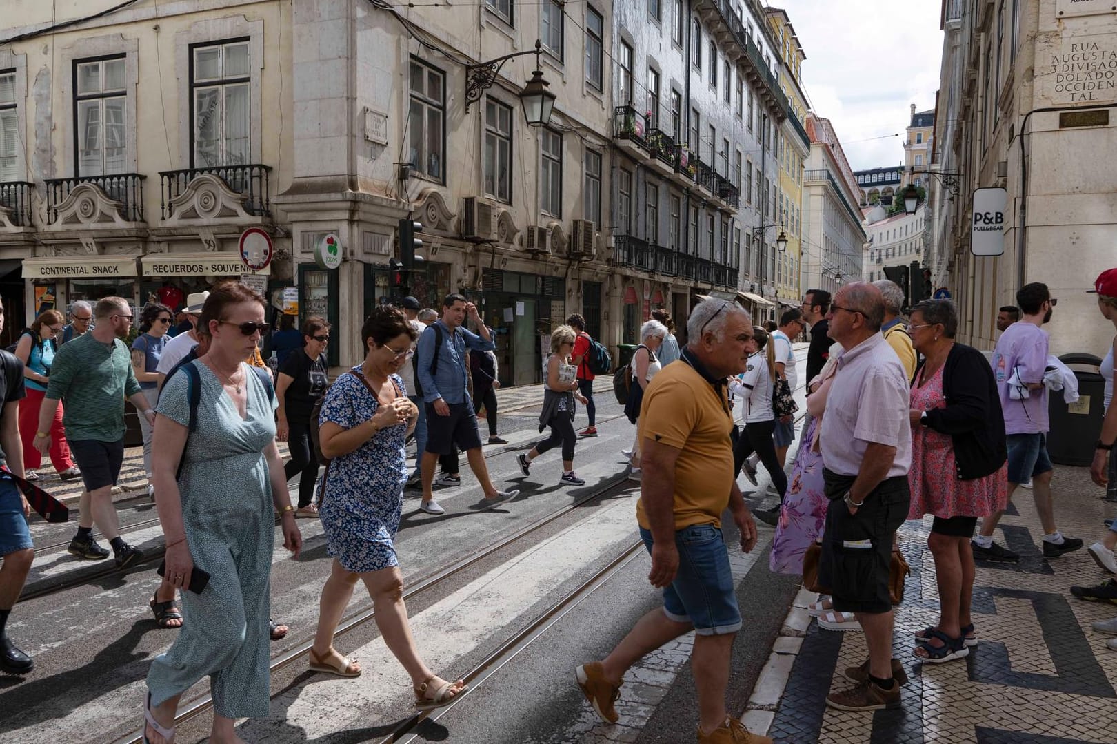 Straßenszene in Lissabon: In Portugal breitet sich die BA.5-Variante rasend schnell aus.