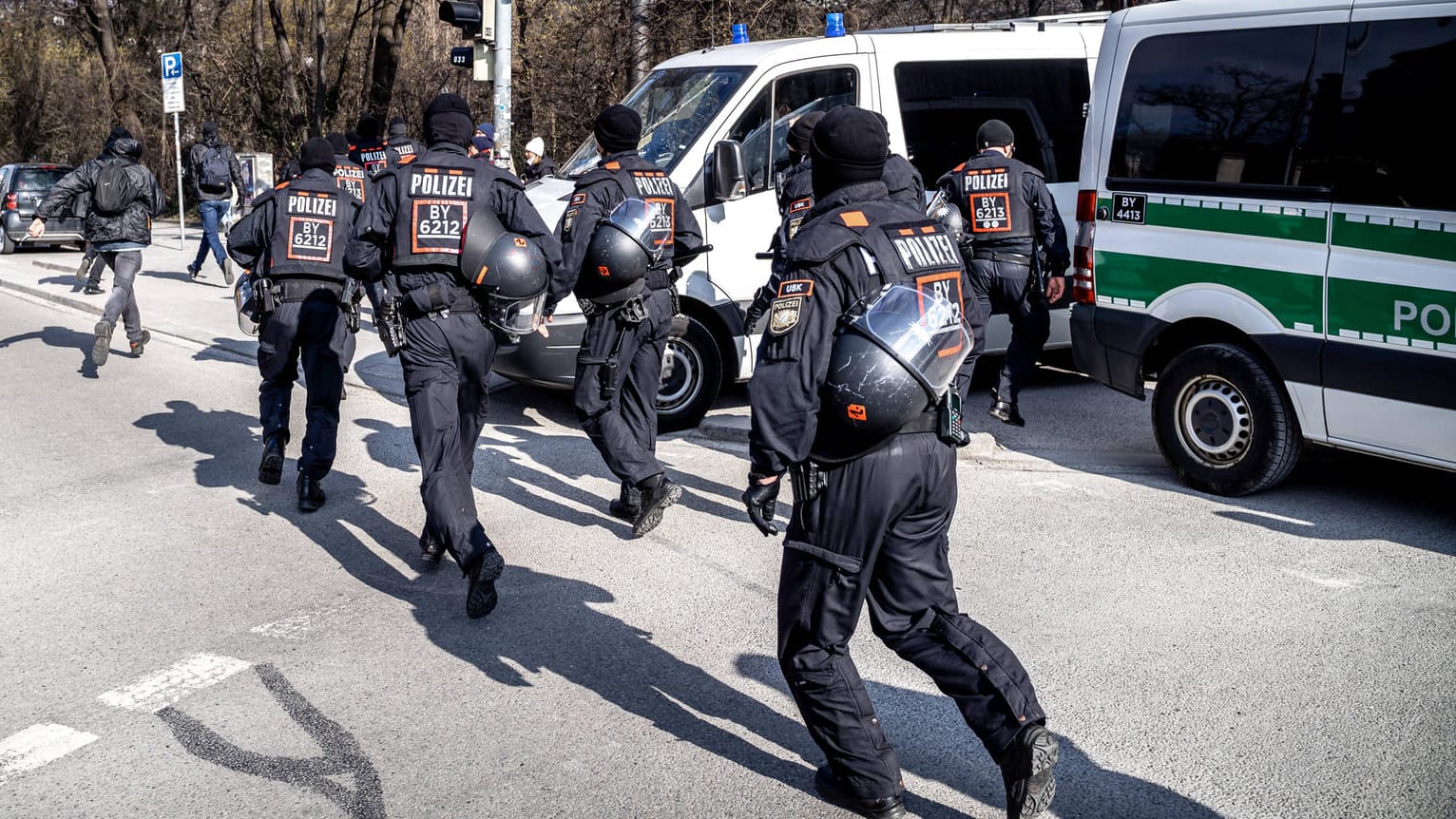 Polizisten bei einer Demonstration gegen einen AfD-Aktionstag (Archiv): Auch ein neuer Phänomenbereich wird im Verfassungsschutzbericht aufgeführt. Polizisten bei einer Demonstration gegen einen AfD-Aktionstag (Archiv): Auch ein neuer Phänomenbereich wird im Verfassungsschutzbericht aufgeführt.