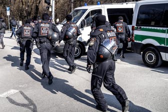 Polizisten bei einer Demonstration gegen einen AfD-Aktionstag (Archiv): Auch ein neuer Phänomenbereich wird im Verfassungsschutzbericht aufgeführt.