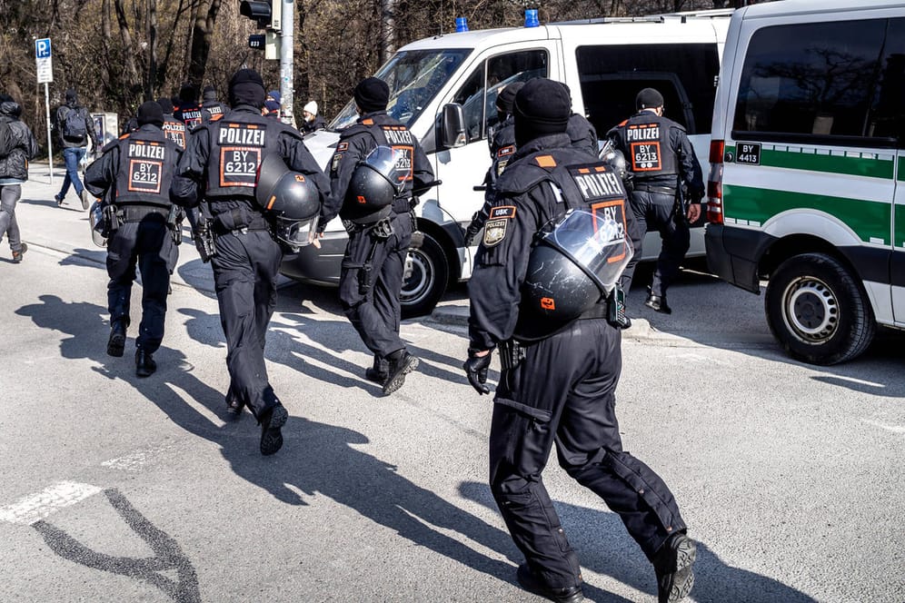 Polizisten bei einer Demonstration gegen einen AfD-Aktionstag (Archiv): Auch ein neuer Phänomenbereich wird im Verfassungsschutzbericht aufgeführt.