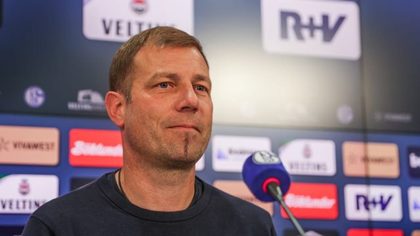 Frank Kramer wird bei einer Pressekonferenz als neuer Trainer vom FC Schalke 04 vorgestellt.