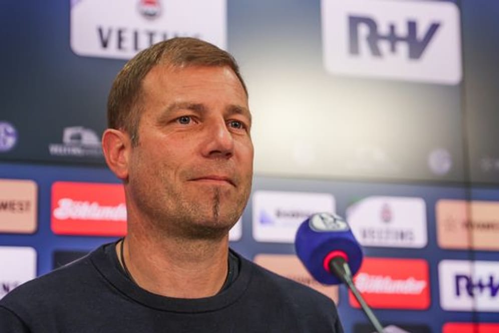 Frank Kramer wird bei einer Pressekonferenz als neuer Trainer vom FC Schalke 04 vorgestellt.
