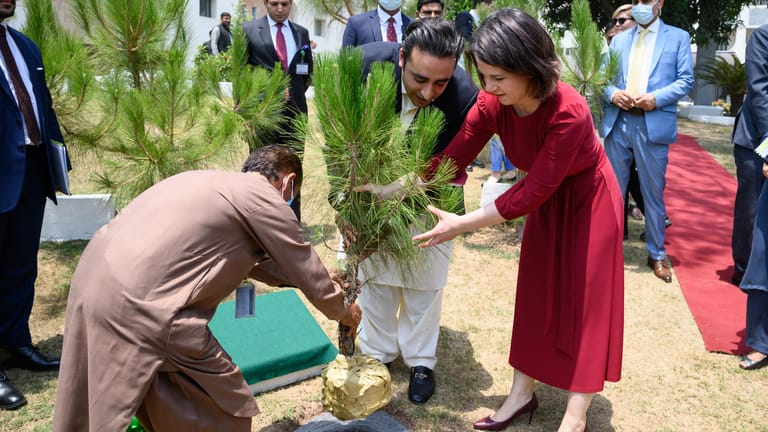 Annalena Baerbock, Außenministerin, und Bilawal Bhutto-Zardari, Außenminister von Pakistan, pflanzen einen Baum: Das Land war die erste Reiseetappe der Grünen-Politikerin.