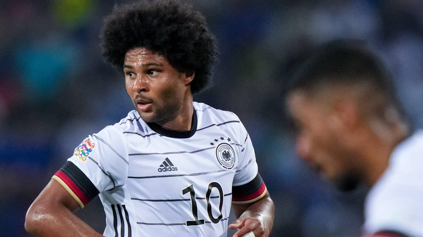 Serge Gnabry: Der Offensivspieler wird heute im Trikot der deutschen Frauen-Nationalmannschaft auflaufen.