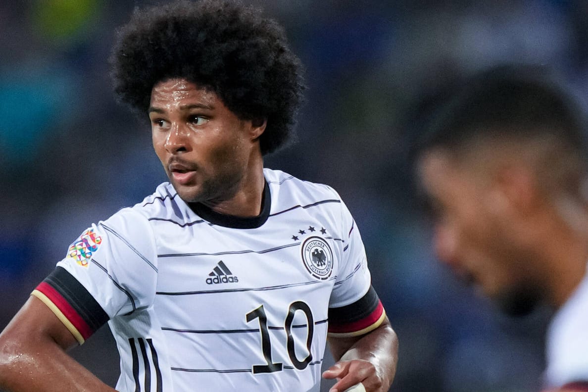 Serge Gnabry: Der Offensivspieler wird heute im Trikot der deutschen Frauen-Nationalmannschaft auflaufen.