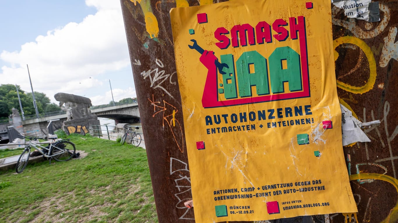 IAA-Proteste: Ein gelbes Plakat mit der Aufschrift "Smash IAA Autokonzerne entmachten und enteignen!" klebt an einer Wand in München.