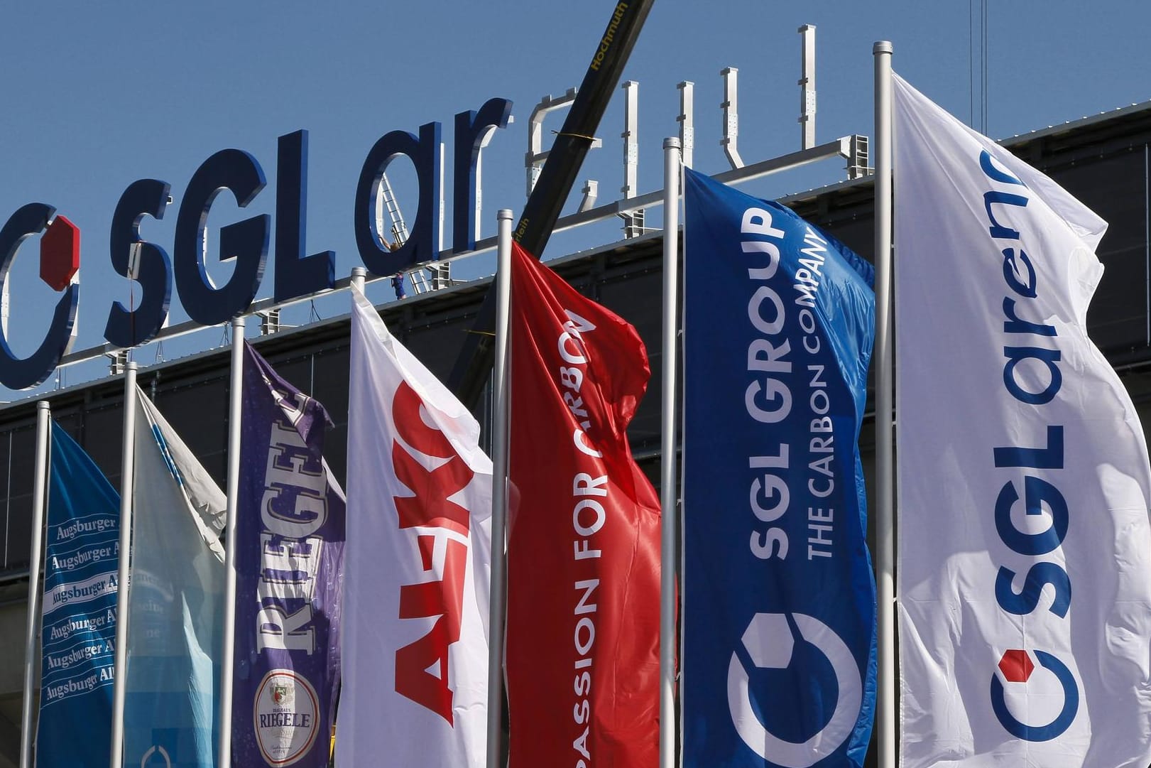 Das Augsburger Fußballstadion hieß 2014/15 SGL Arena (Symbolbild): Das Wiesbadener Unternehmen hat seine Gewinnprognose für das laufende Jahr nach oben korrigiert. Das Augsburger Fußballstadion hieß 2014/15 SGL Arena (Symbolbild): Das Wiesbadener Unternehmen hat seine Gewinnprognose für das laufende Jahr nach oben korrigiert.