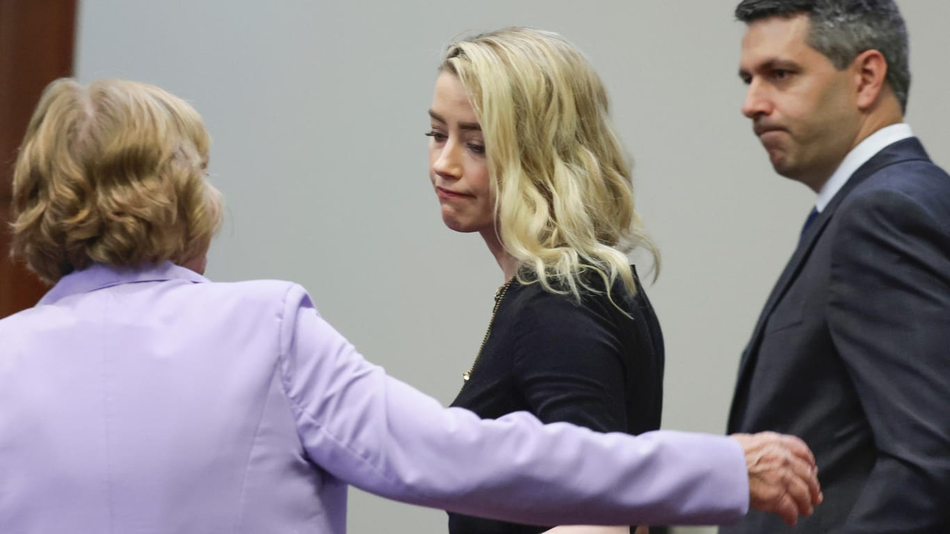 Amber Heard: Hier sieht man die Schauspielerin kurz nach der Urteilsverkündung mit ihren Anwälten Elaine Bredehoft und Benjamin Rottenborn.