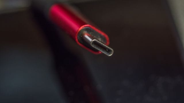 Ein Kabel mit USB-C-Anschluss.
