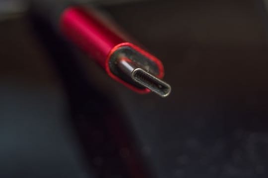 Ein Kabel mit USB-C-Anschluss.