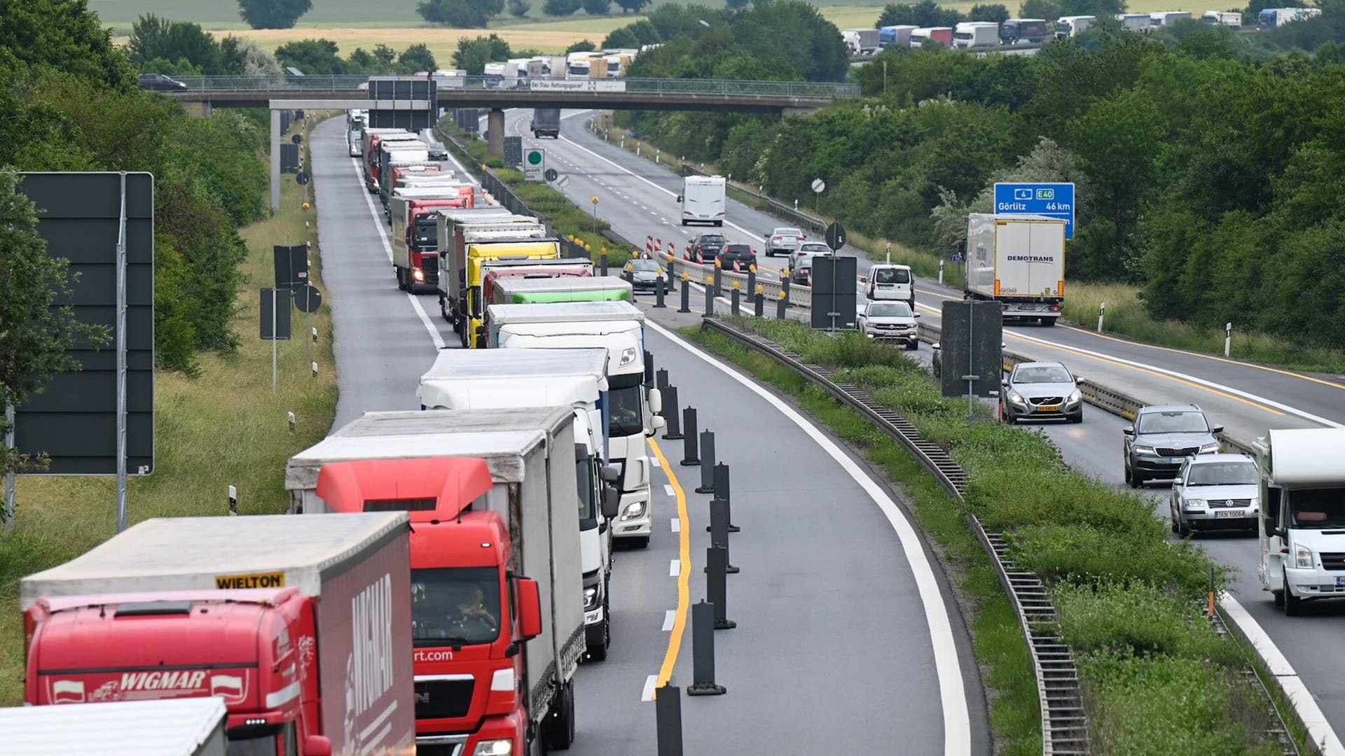 Stau auf der A4: Die Fahrer müssen viel Zeit einplanen.