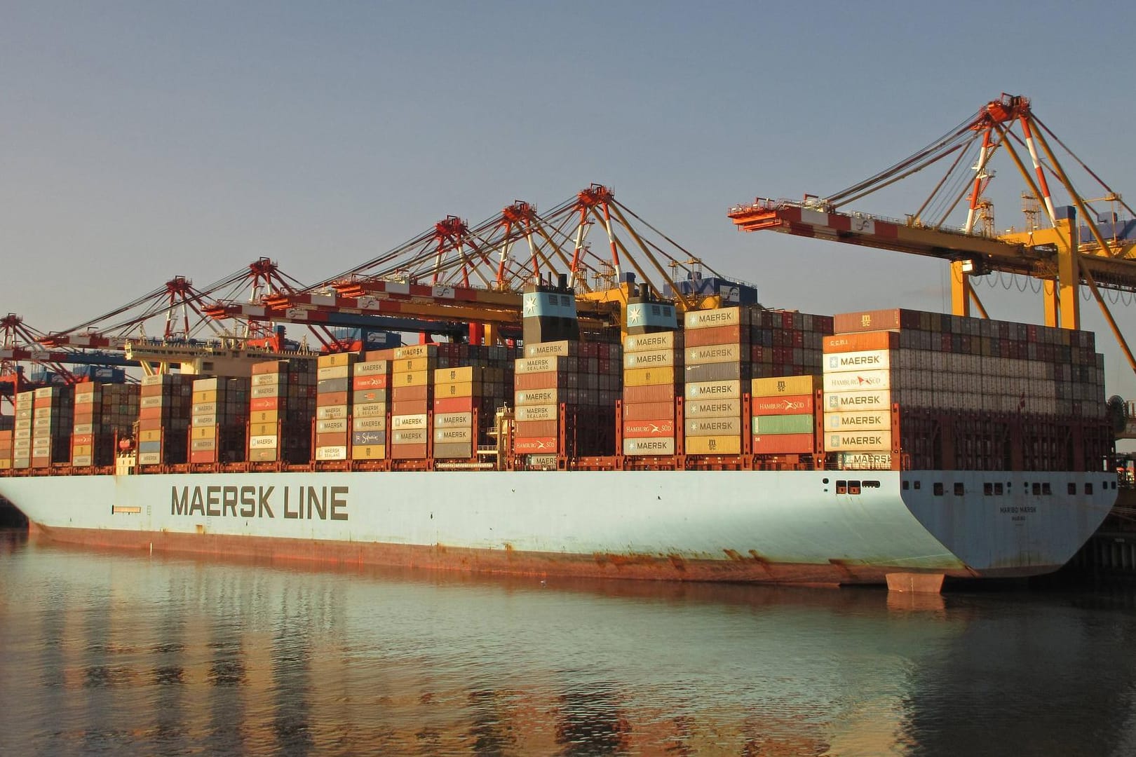 Containerschiff an Terminal in Bremerhaven (Archivbild): Dutzende Containerschiffe können aktuell in der Nordsee nicht be- oder entladen werden. Containerschiff an Terminal in Bremerhaven (Archivbild): Dutzende Containerschiffe können aktuell in der Nordsee nicht be- oder entladen werden.