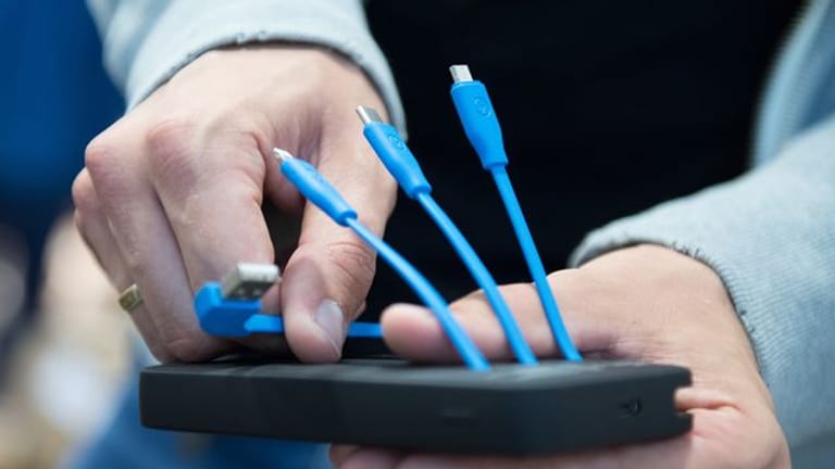 Adapter ade dank EU: Von Mitte 2024 an benötigen Verbraucherinnen und Verbraucher zum Laden von Akkugeräten nur noch USB-C-Kabel (zweites von rechts).