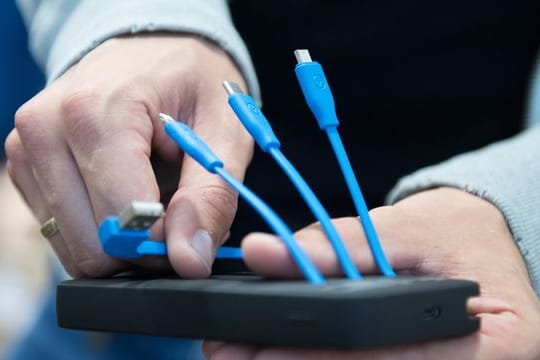 Adapter ade dank EU: Von Mitte 2024 an benötigen Verbraucherinnen und Verbraucher zum Laden von Akkugeräten nur noch USB-C-Kabel (zweites von rechts).