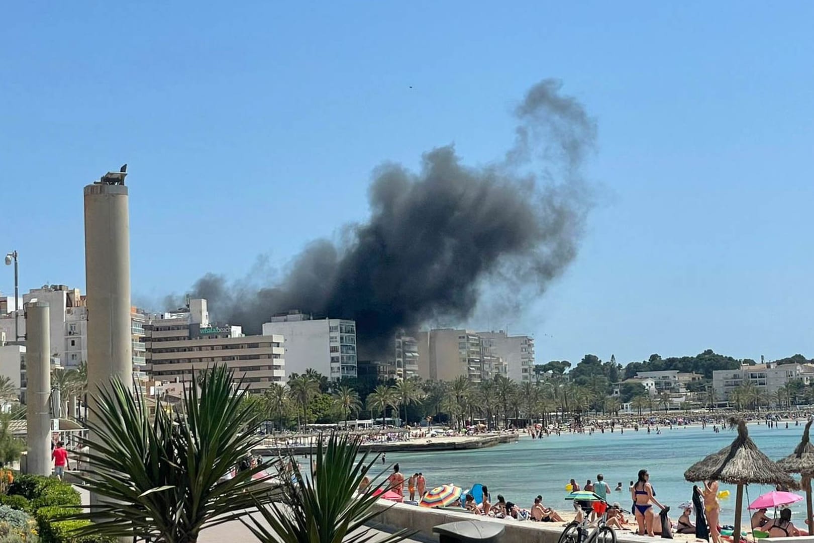Eine Rauchwolke ist über dem Restaurant "Why Not" zu sehen: 13 Männer werden der Brandstiftung beschuldigt.