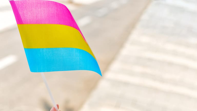 Flagge für Pansexualität: Die Farben Rosa, Gelb und Hellblau stehen für Pansexualität.