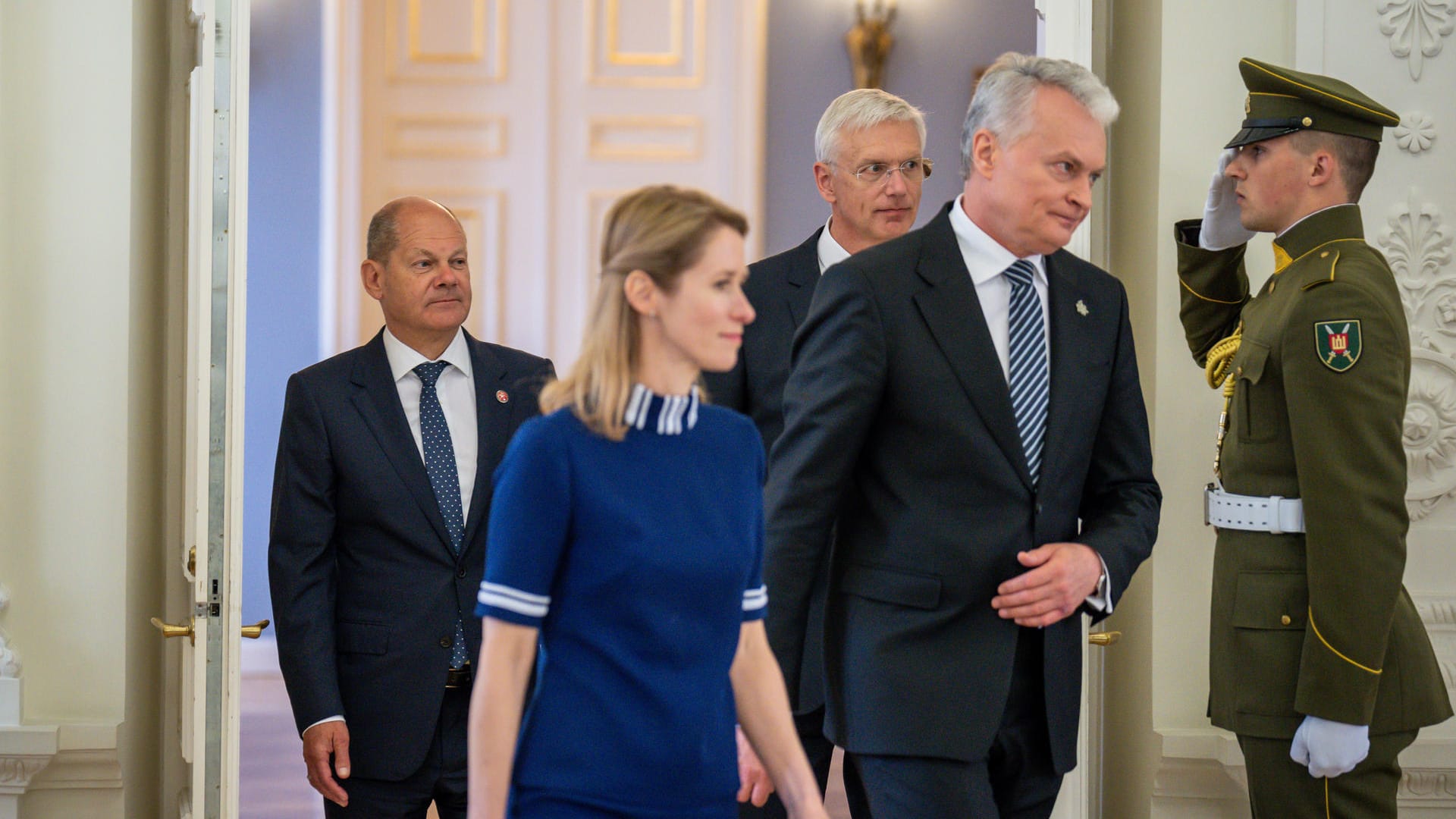 Kanzler Scholz (l) kommt neben Gitanas Nauseda, Präsident von Litauen (r), Kaja Kallas, Ministerpräsidentin von Estland (2.v.l) sowie Arturs Krisjanis Karins, Präsident von Lettland, zu einer Pressekonferenz in Vilnius.