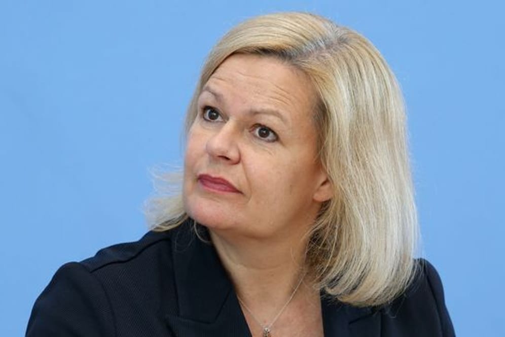 Hat einen Entwürf für ein sogenanntes Chancen-Aufenthaltsrecht vorgelegt: Bundesinnenministerin Nancy Faeser (SPD).