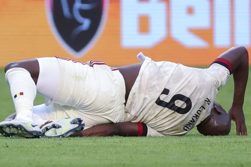 Belgiens Romelu Lukaku liegt verletzt am Boden.