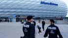 Einsatzkräfte der Münchner Polizei an der Allianz Arena: England-Trainer Southgate befürchtete Ausschreitungen der Fans seiner Mannschaft.