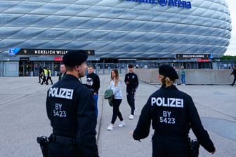 Einsatzkräfte der Münchner Polizei an der Allianz Arena: England-Trainer Southgate befürchtete Ausschreitungen der Fans seiner Mannschaft.