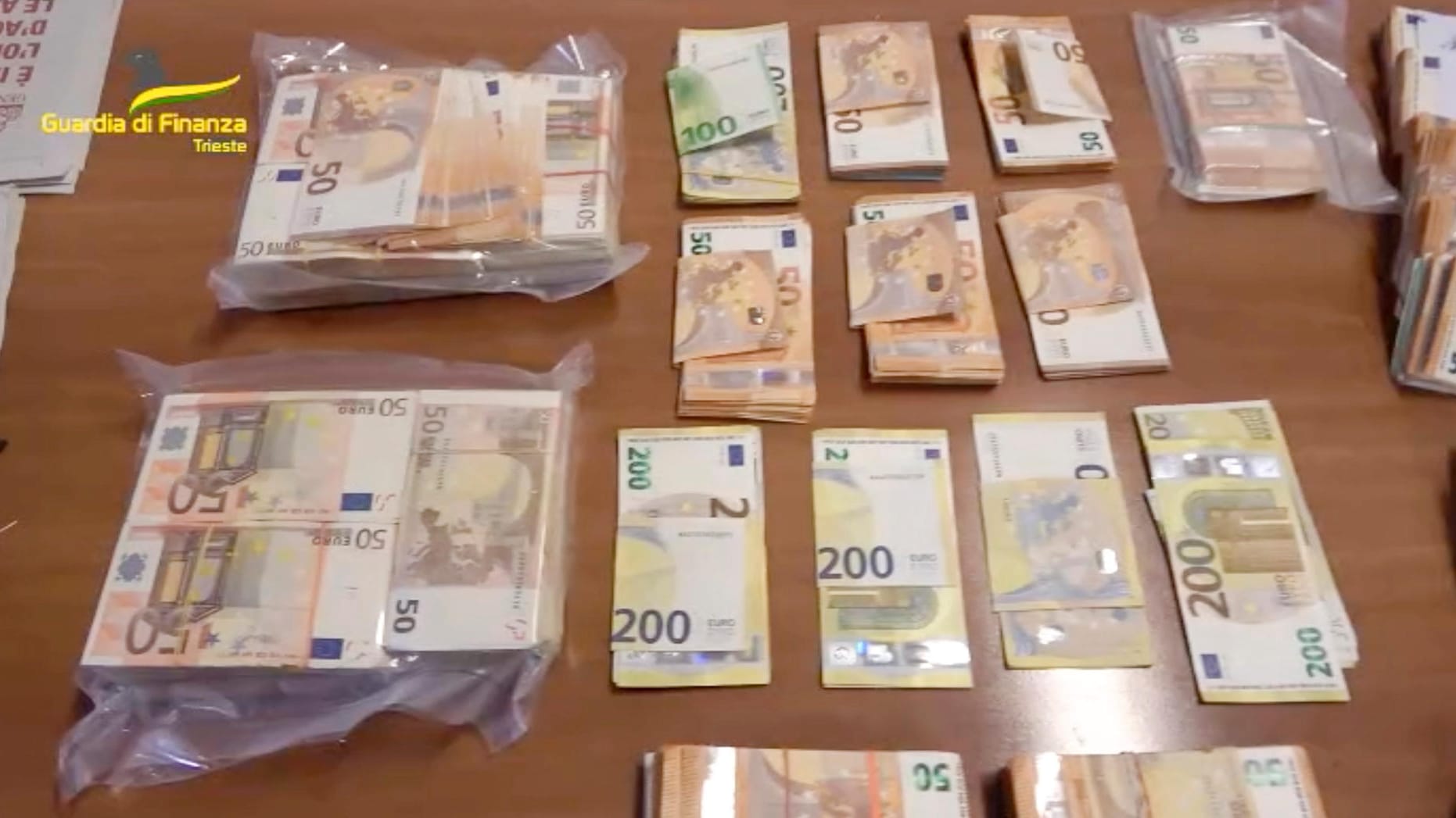 Neben Drogen stellten die Ermittler auch Bargeld sicher.