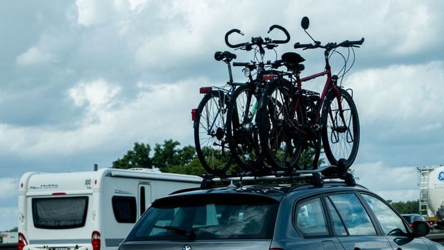 Rad auf dem Dach und plötzlich merkt man jeden Windzug von der Seite: Wer die Fahrräder mit dem Auto transportiert, muss sich auf ein anderes Fahrverhalten seines Autos einstellen.