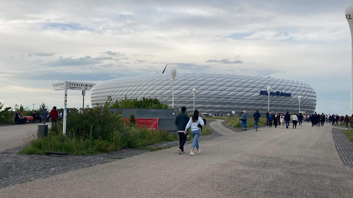 Blick auf die Allianz Arena: Bisher sind nur wenige Fans vor Ort.