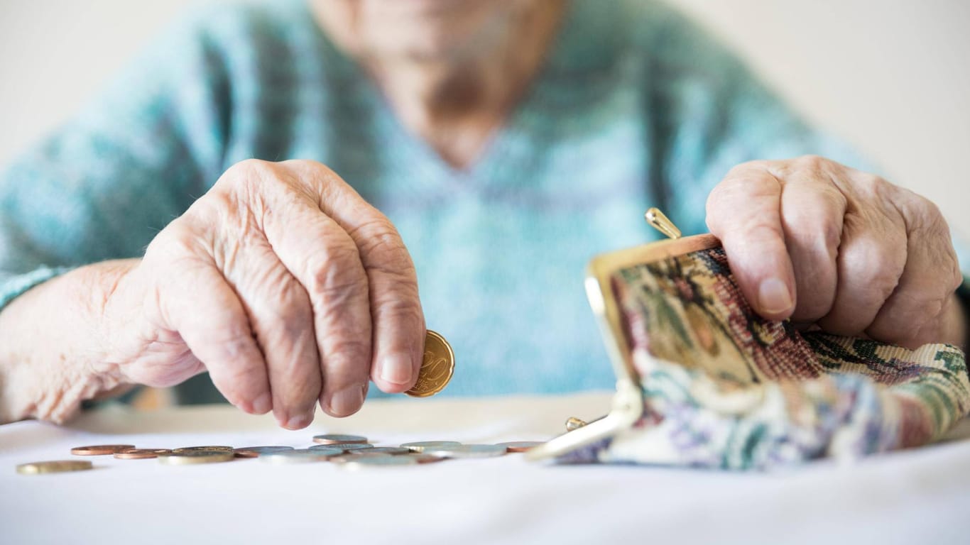 Ältere Frau zählt Münzen: Im Osten bekommen knapp 250.000 Rentnerinnen und Rentner nach 45 Versicherungsjahren weniger als 1.000 Euro.
