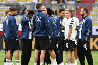 Vor dem Spiel gegen England besichtigen die deutschen Nationalspieler den Platz.