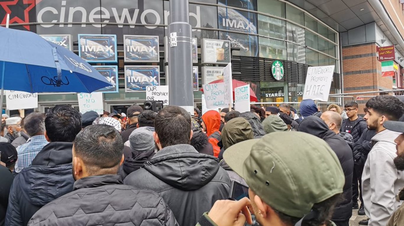 Muslimische Demonstranten vor dem Cineworld-Kino in Birmingham.