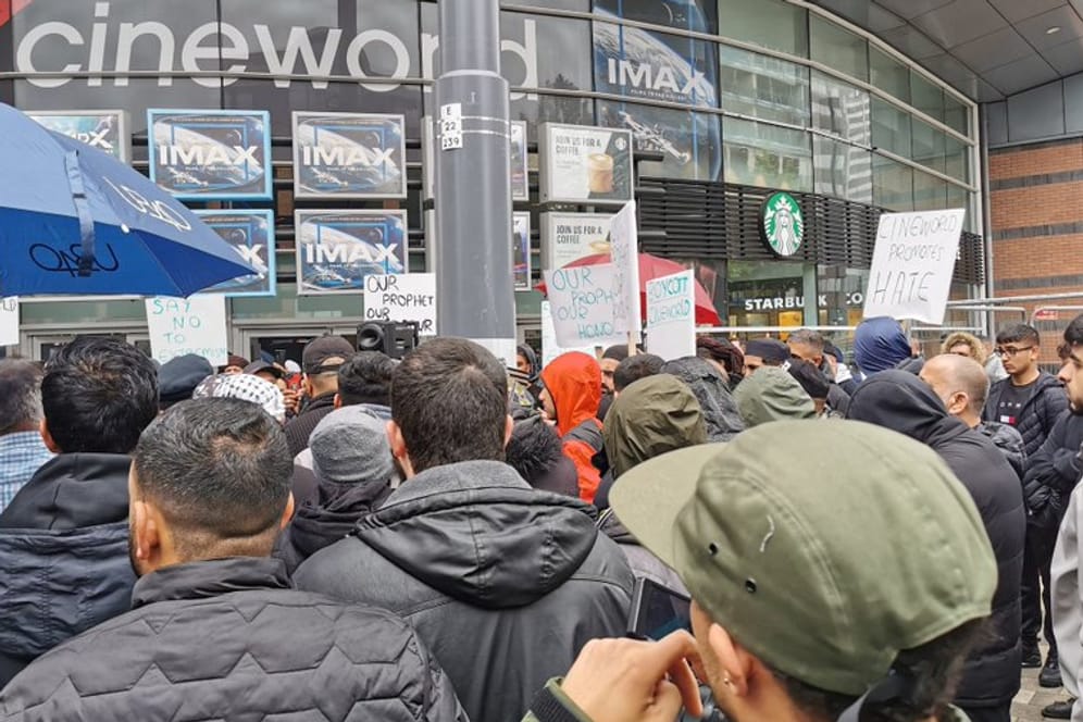 Muslimische Demonstranten vor dem Cineworld-Kino in Birmingham.
