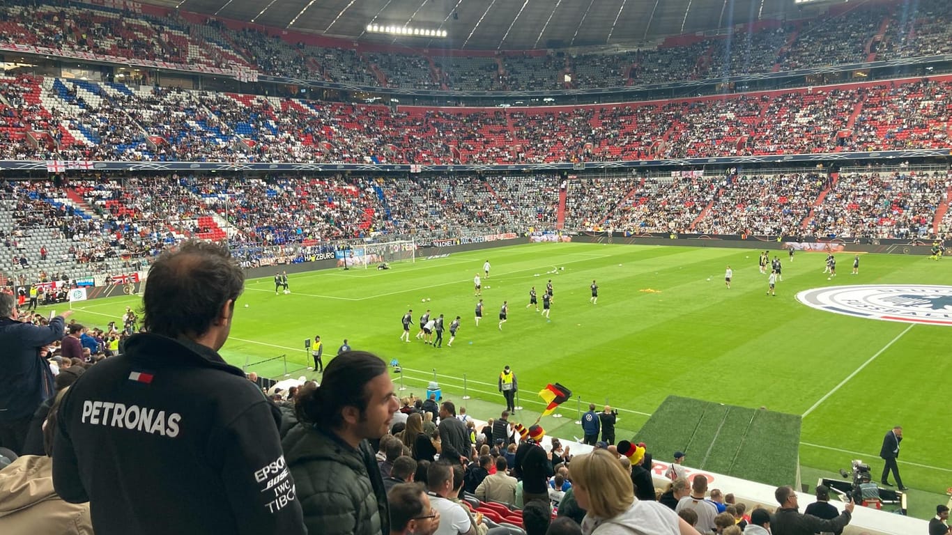 Die Allianz Arena füllt sich: Die Fans wollen ein spannendes Spiel sehen.