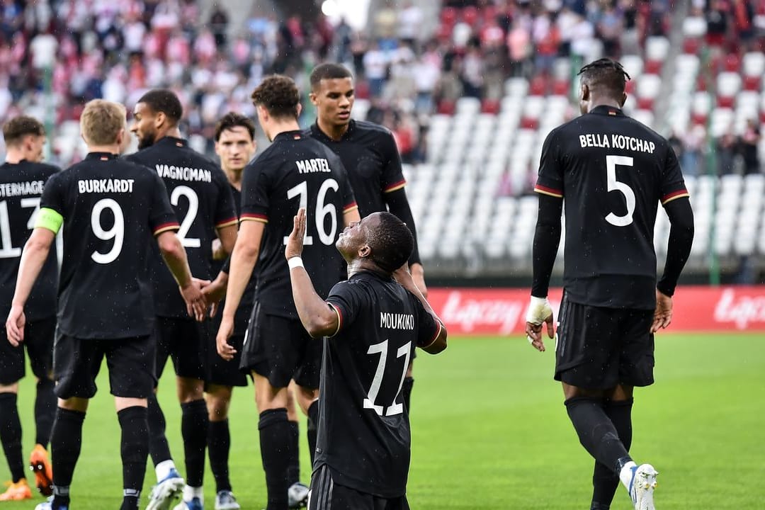 Youssoufa Moukoko (M) jubelt nach seinem Tor zum 1:0 gegen Polen.