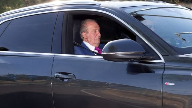 Spaniens Altkönig Juan Carlos kommt zu einem Treffen mit König Felipe VI.