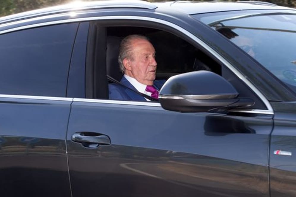 Spaniens Altkönig Juan Carlos kommt zu einem Treffen mit König Felipe VI.