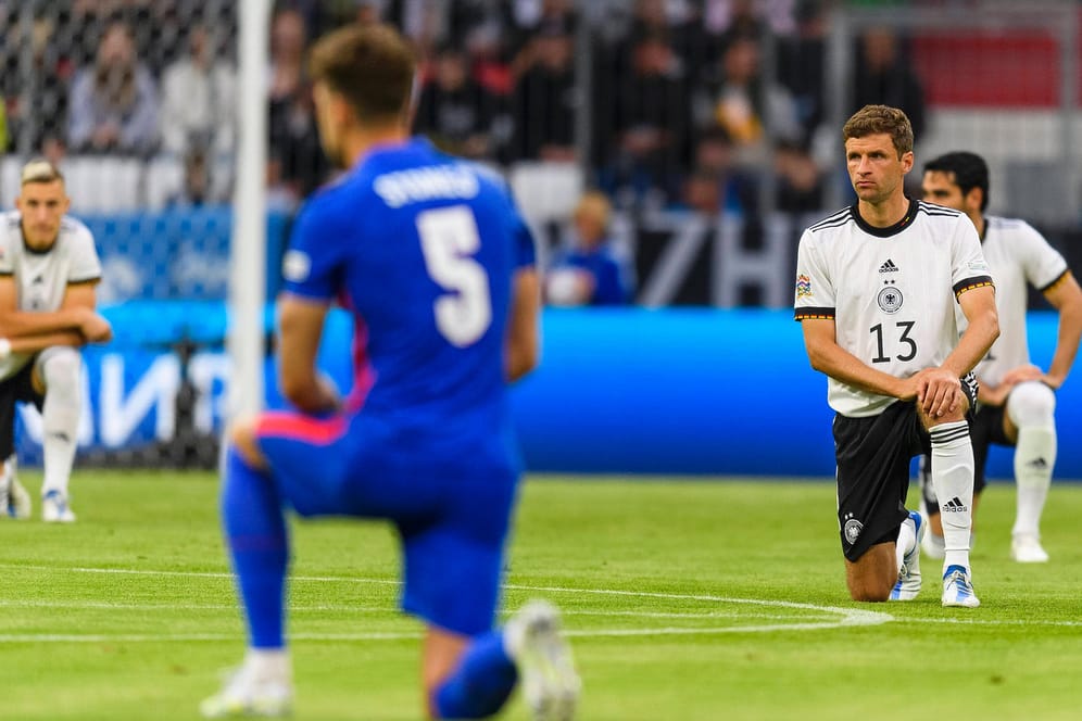Deutschland gegen England: Die Nationalspieler setzten ein Zeichen vor Anpfiff der Partie.
