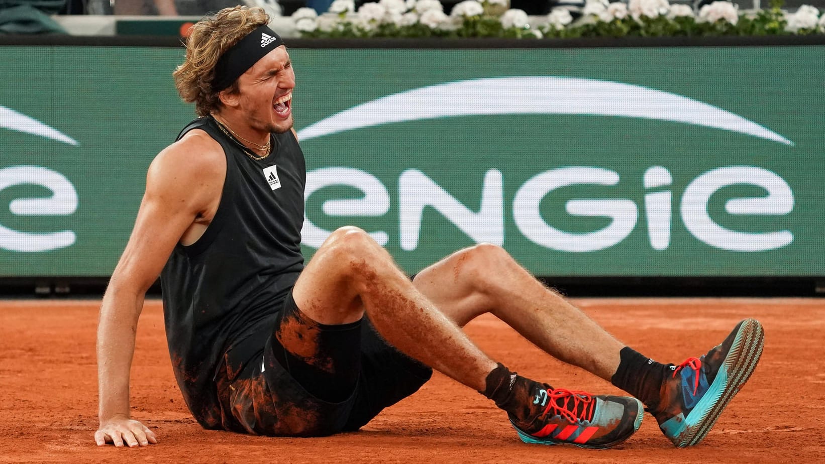 Alexander Zverev am Boden: Das Halbfinale gegen Rafael Nadal musste der Hamburger vorzeitig beenden.