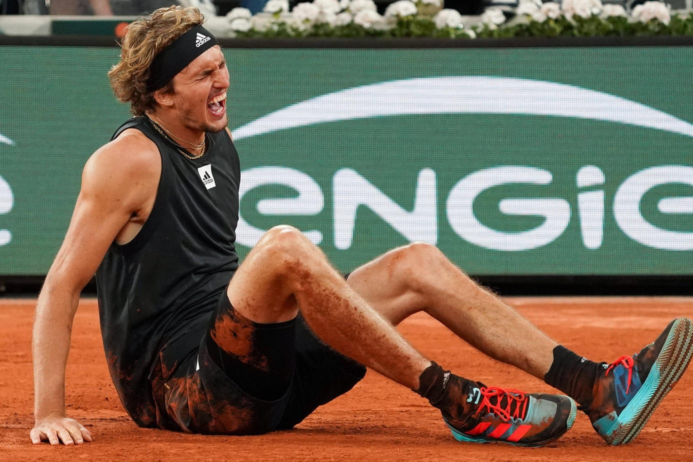 Alexander Zverev am Boden: Das Halbfinale gegen Rafael Nadal musste der Hamburger vorzeitig beenden.